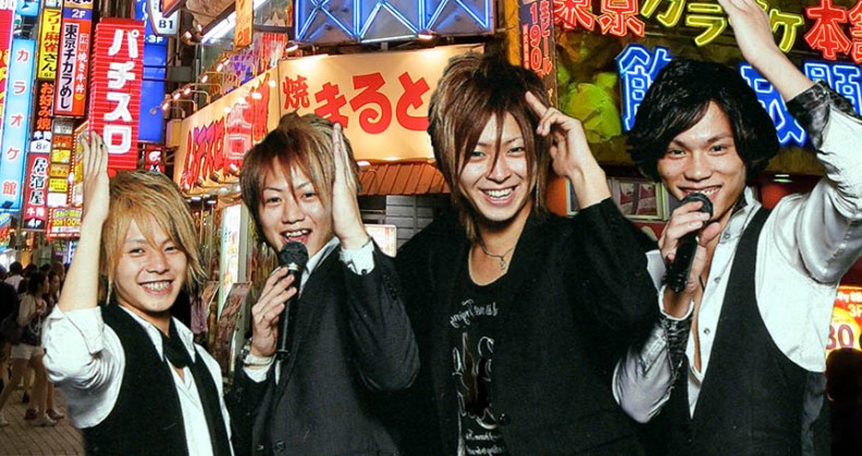 Hosts calling in customers in Kabukicho